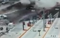 Video:Xe chở thép mất lái lao trạm thu phí, "càn quét" cả tuyến đường